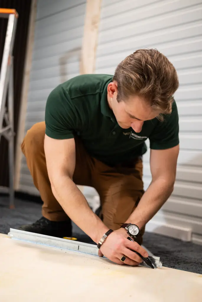 Aftekenen van moswand voor montage – vakmanschap en precisie in interieurbeplanting