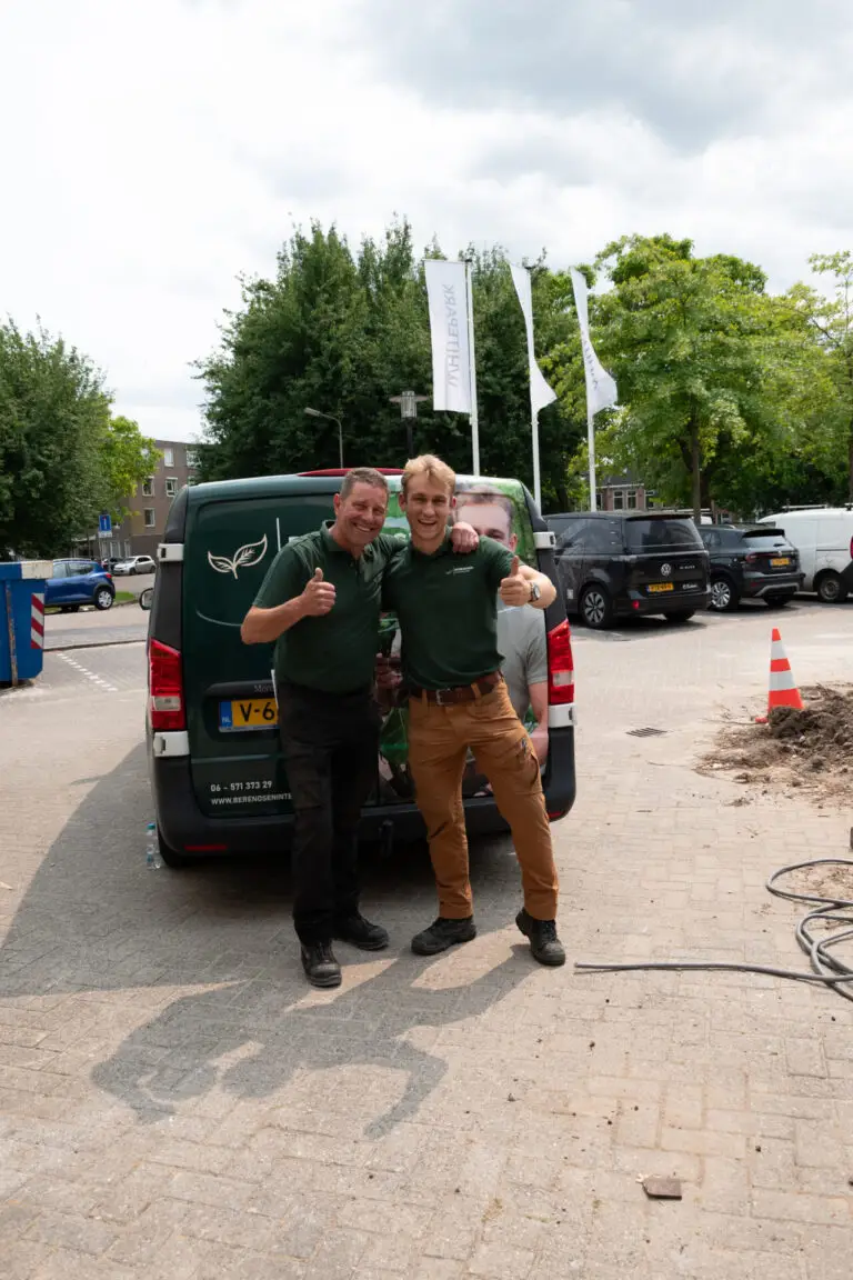 team berendsen interieurbeplanting achter bedrijfsbus met duimen omhoog