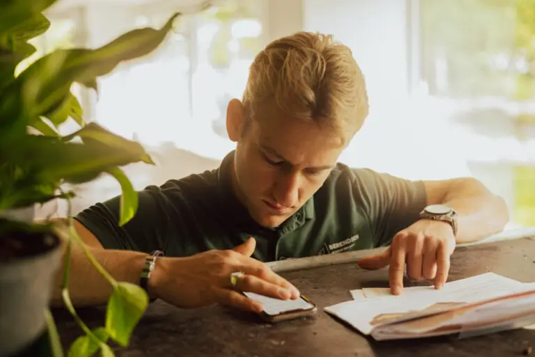 Bij Berendsen Interieurbeplanting draait alles om aandacht. Op deze foto zie je hoe we tot in detail plannen maken voor interieurbeplanting op kantoor. Van plant tot planning – alles klopt. Ontdek onze zorgvuldige aanpak.