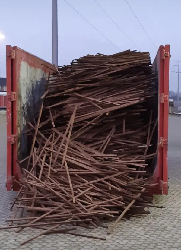 Container vol resthout bestemd voor circulaire plantenbakken in duurzame kantoorinrichting