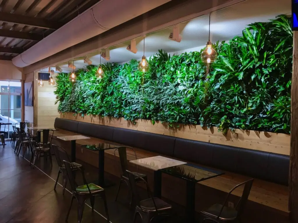 Duurzame plantenwand met hydrocultuur in vergaderruimte