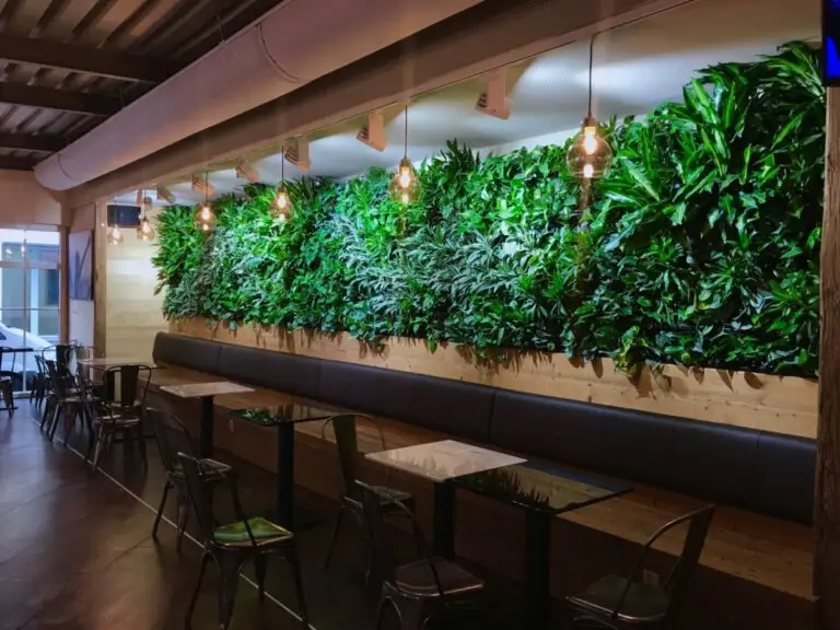 Duurzame plantenwand met hydrocultuur in vergaderruimte