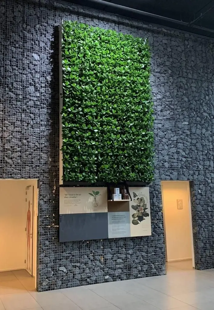 Plantenwand in kantoor vergaderruimte zorgt voor rustgevende werksfeer en betere akoestiek