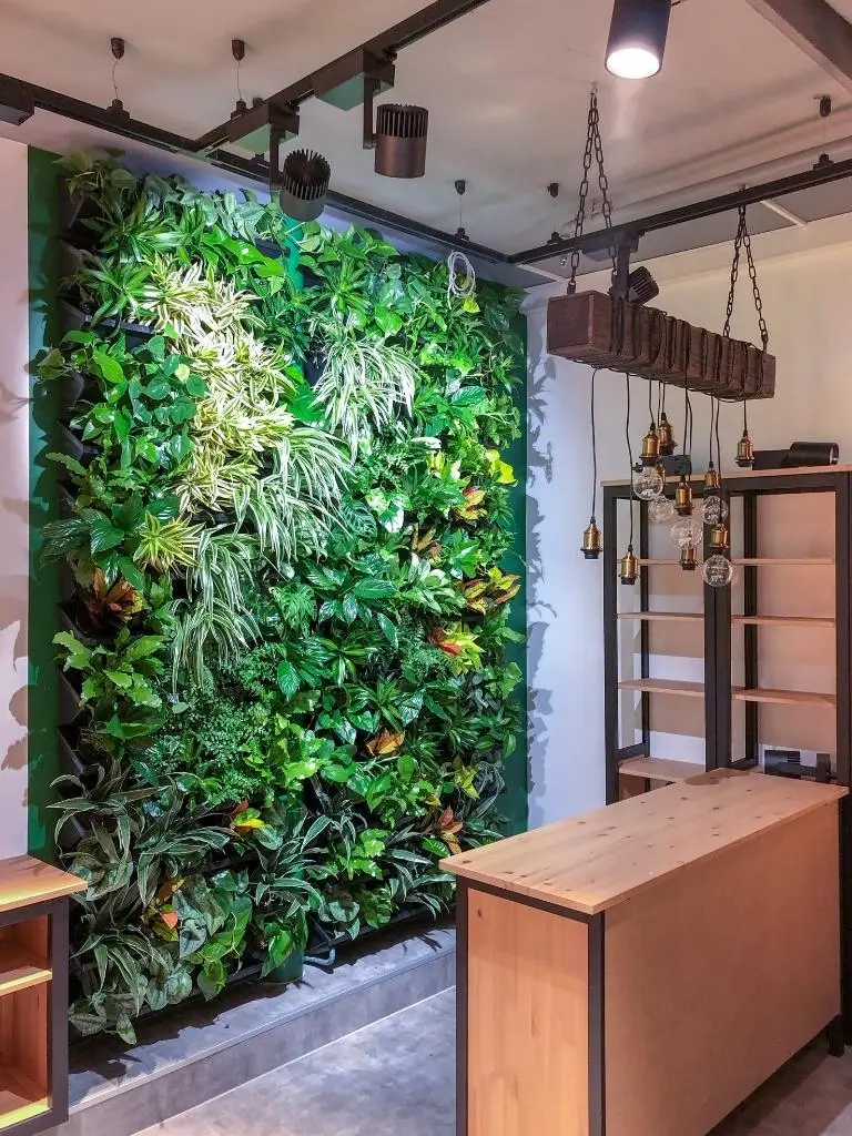 Groene wand in gang van bedrijfspand transformeert doorloopruimte tot groene kantooromgeving