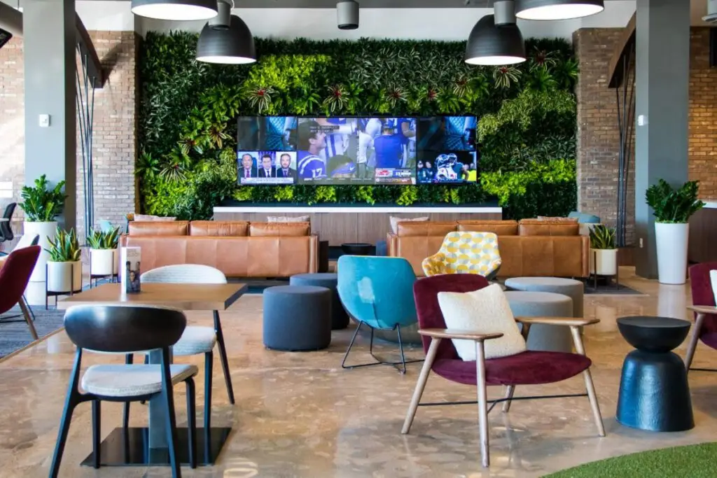 Groene wand in kantoor kantine creëert ontspannen loungesfeer voor medewerkers