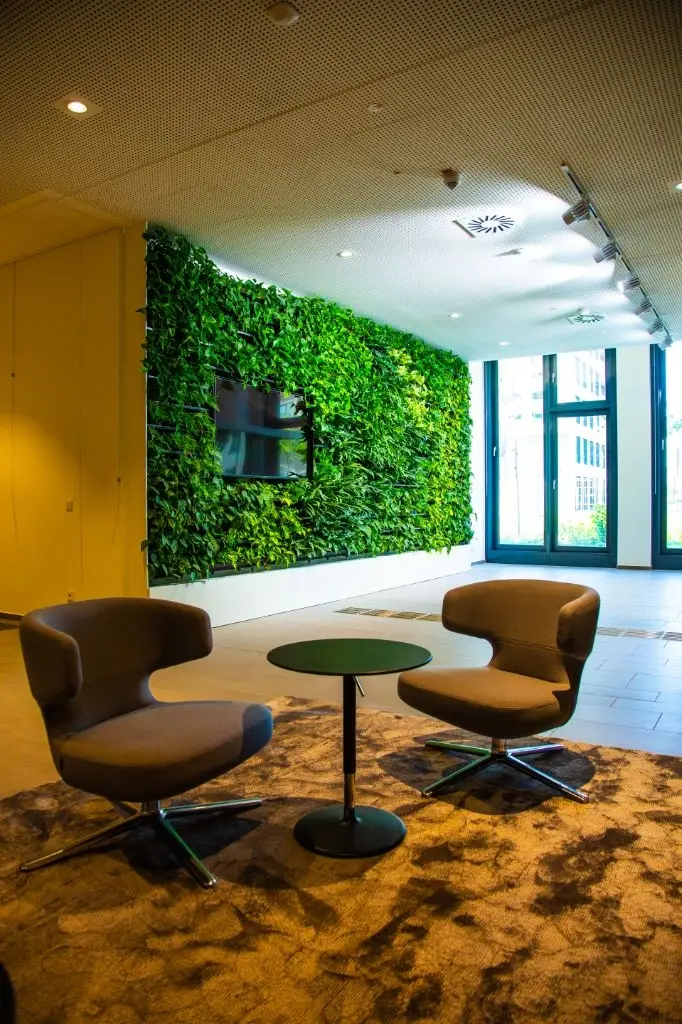 Plantenwand in moderne kantoorruimte met daglicht