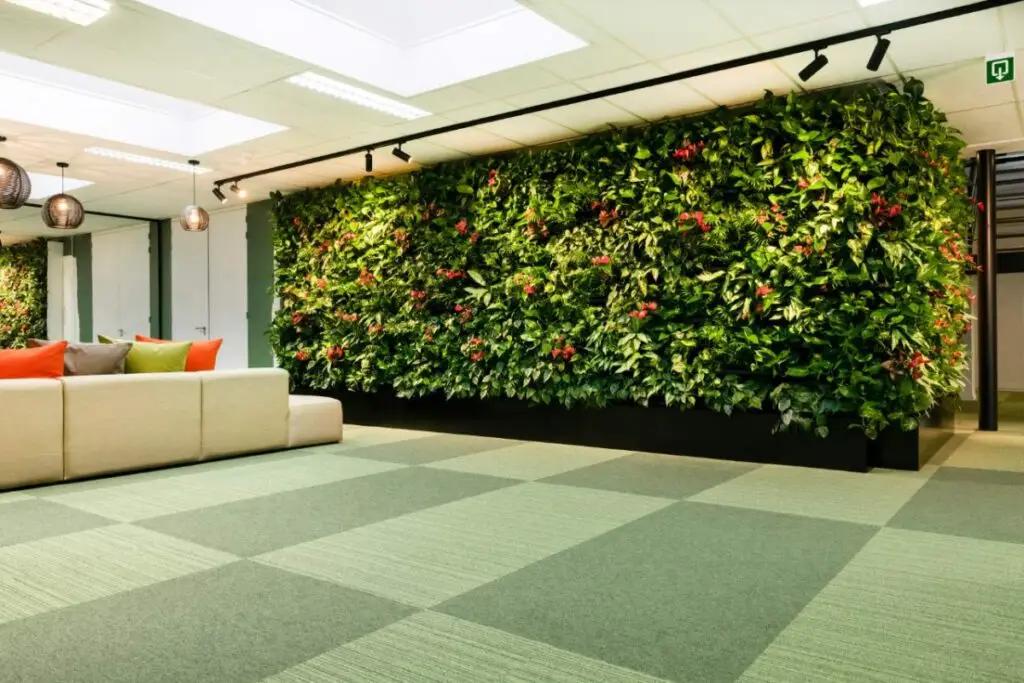 Groen interieuraccent met plantenwand op witte muur