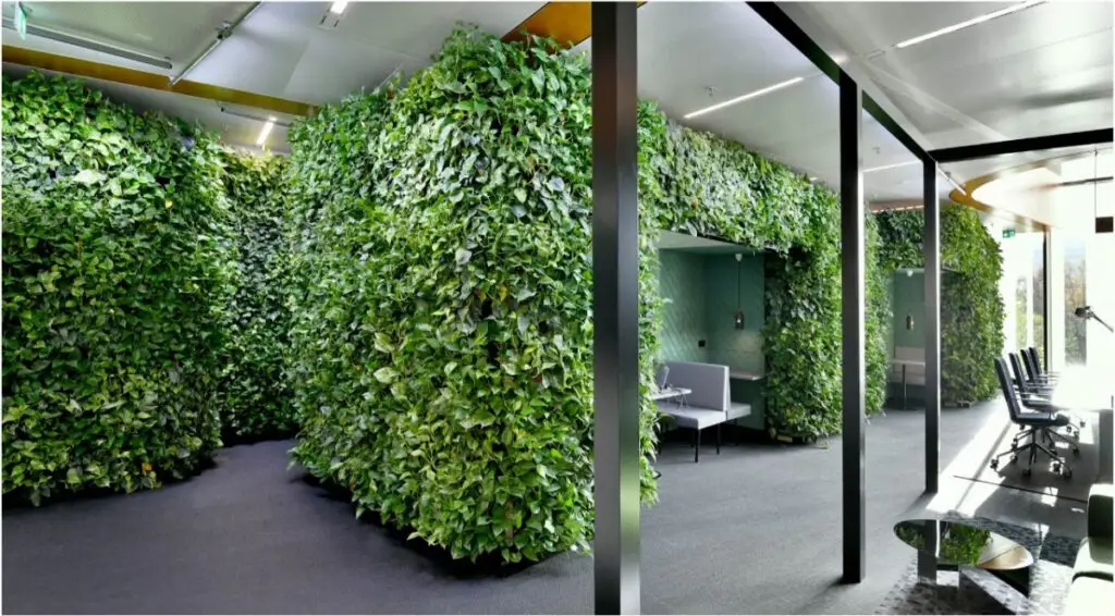 Werkplek met uitzicht op verticale plantenstructuur