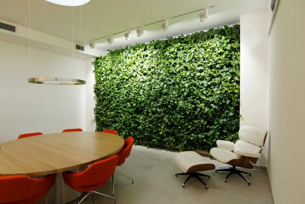 Plantenwand als natuurlijke afscheiding tussen werkplekken